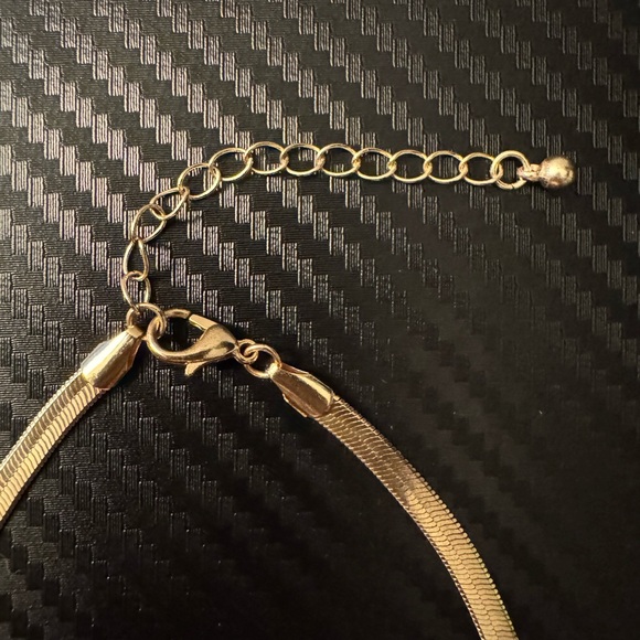 Elegant Gold Tone Necklace - Picture 3 of 3